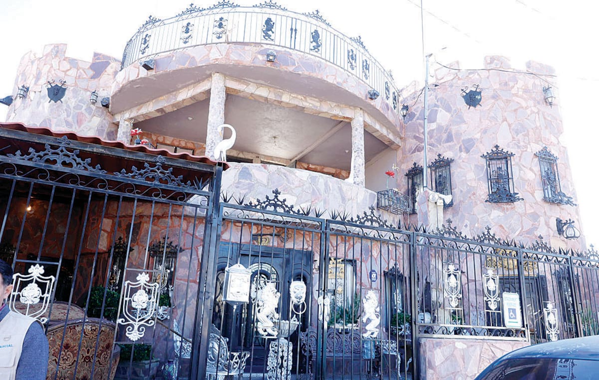 Domicilio de la señora Francisca M. Araujo Rivera el cual lo ha convertido tipo castillo en la colonia Villa de Seris