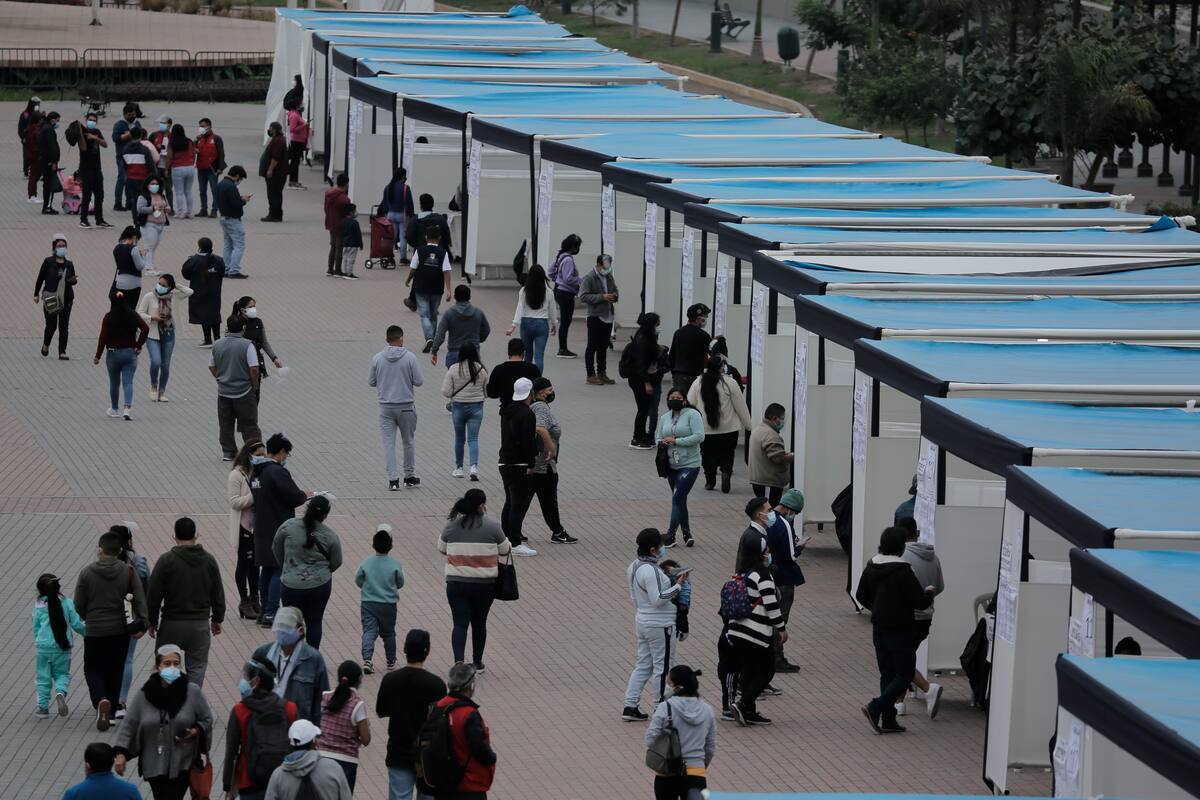Peruanos emiten su voto en las carpas instaladas en el Parque La Muralla, en el distrito Cercado, hoy en Lima (Perú). EFE/ John Reyes