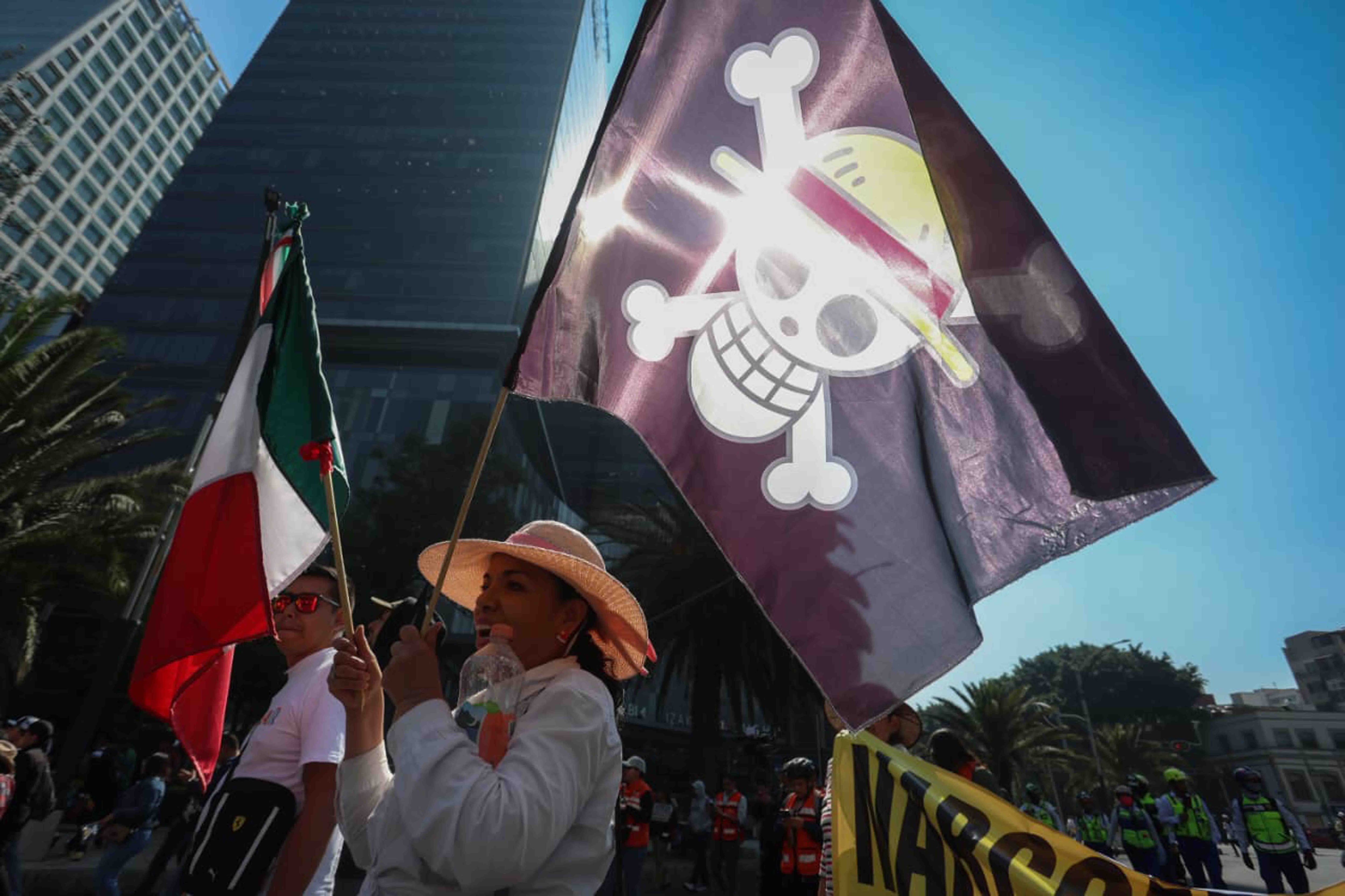 CIUDAD DE MÉXICO, March/Marcha-Generación Z.- 20 de noviembre del 2025. Aspectos de la marcha de la Generación Z, la cual solo fue del Ángel de la Independencia a la Glorieta de las Mujeres que Luchan, en dónde una línea de policías les impidió el paso. Foto: Agencia EL UNIVERSAL/Luis Camacho/ARMM