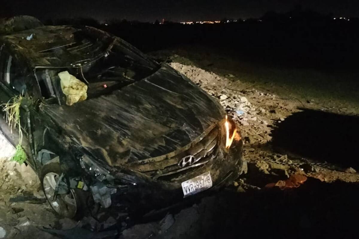 Mujer muere al caer con su auto a canal en la Miguel Alemán