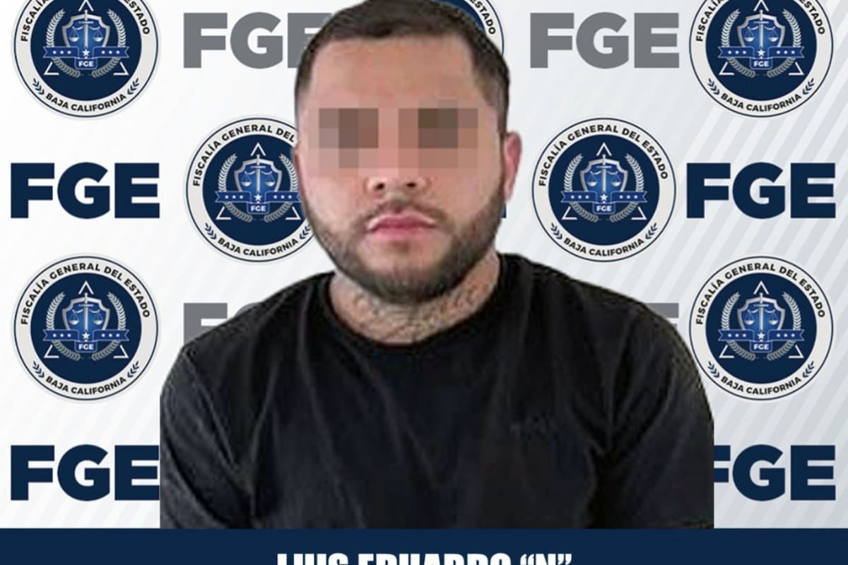 Choca su carro contra taquería, amenaza a empleado con pistola y lo obliga a subir a bordo