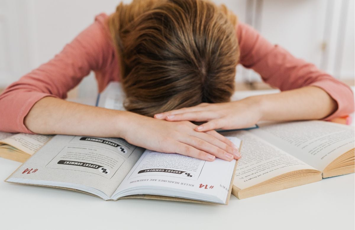 Quedarte dormido en el sofá, pero no en tu cama, puede estar relacionado con la autoexigencia y la dificultad para desconectarte, según la psicología