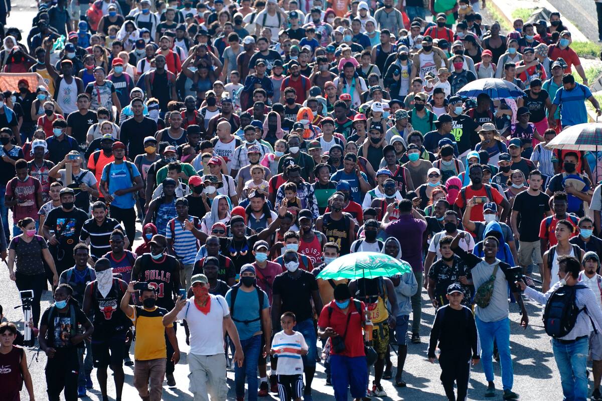 Una caravana de migrantes se dirige hacia el norte luego de partir de Tapachula, México, el sábado 4 de septiembre de 2021. (Foto AP/Marco Ugarte)