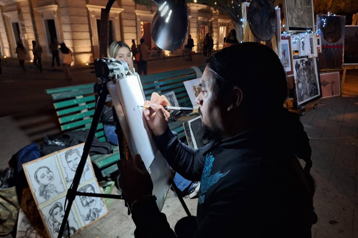 FAOT 2024: Acude artista desde hace 25 años al festival a exponer y realizar caricaturas en vivo
