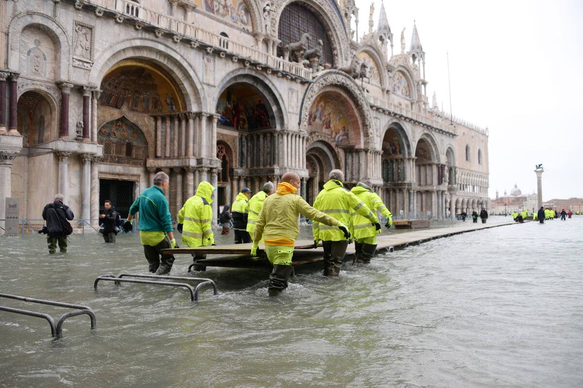 Se unen en Venecia para salvar patrimonio dañado por inundación