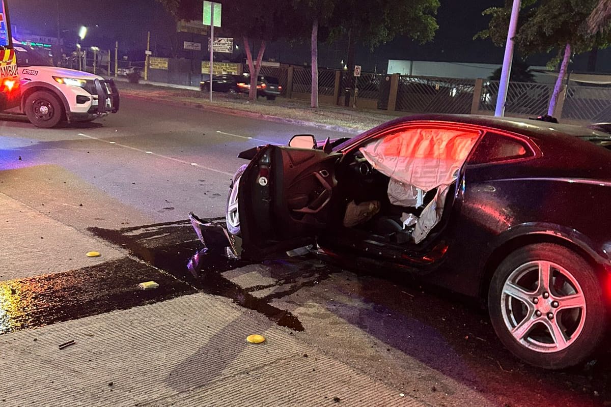 Camaro termina volcado frente a club nocturno; conductor resulta herido