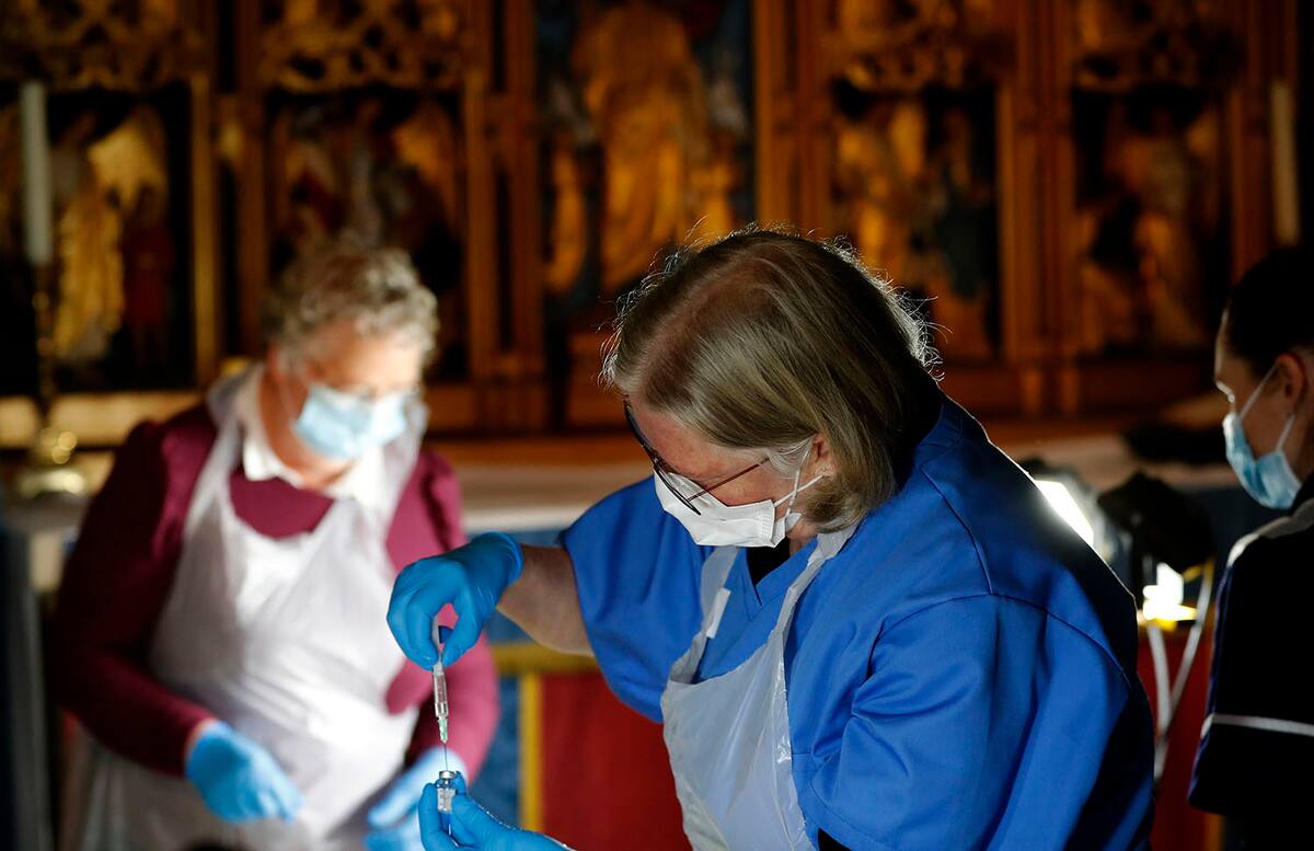 Personal médico se prepara para aplicar vacunas contra el COVID-19 en la Catedral de Salisbury, Inglaterra, el 20 de enero del 2021. (AP Photo/Frank Augstein)