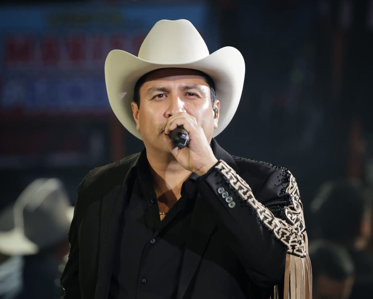 El llamado “Rey de la Taquilla”, Julión Álvarez, se presentó ante el público en el Palenque del FEX, como parte de las Fiestas del Sol 2026. Foto: Javier Gallegos.