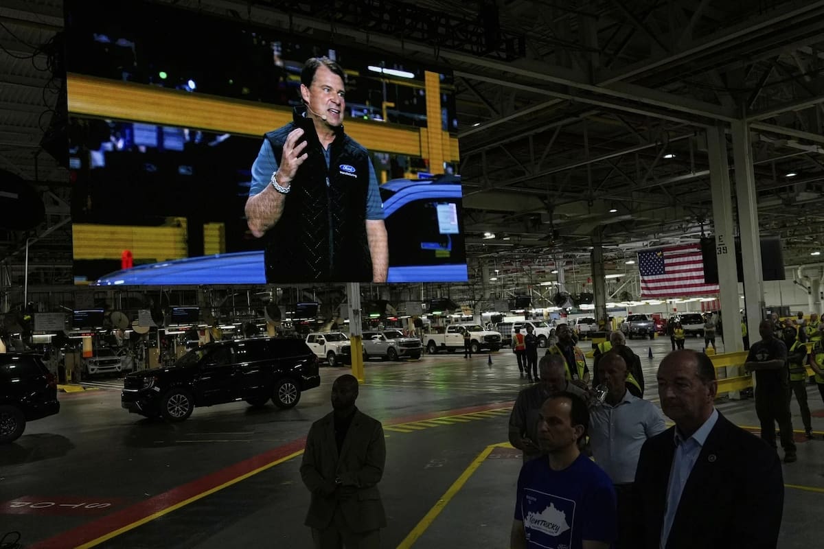 Jim Farley, presidente y director ejecutivo de Ford, en la planta de autos de Ford Motor Company en Kentucky durante el lanzamiento de la Ford Expedition 2025, el miércoles 30 de abril de 2025, en Louisville, Kentucky. | Crédito: AP/Carolyn Kaster