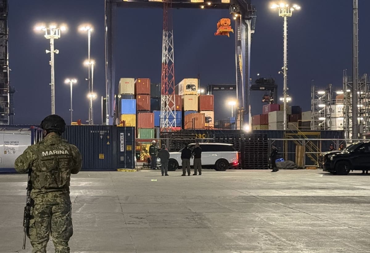 Autoridades federales localizaron autos con reporte de robo dentro de contenedores inspeccionados en la Aduana Marítima; ya investigan su procedencia y destino. Foto: Cortesía