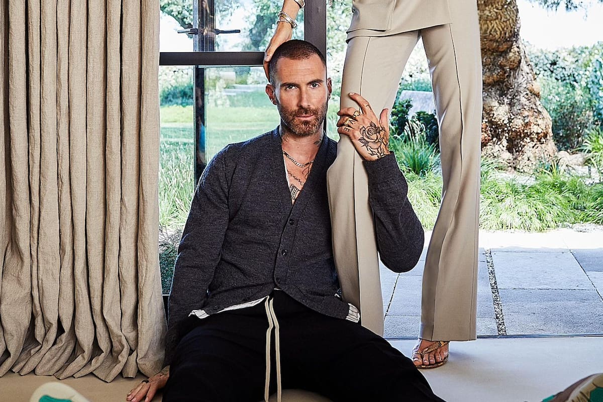 Adam Levine enfurece a seguidores al reaccionar de mala manera al abrazo de una fanática