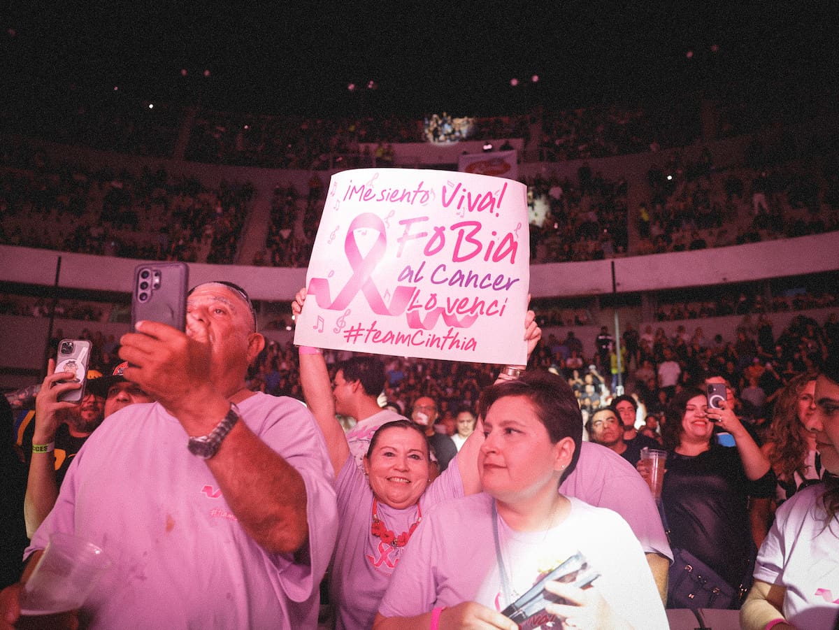 Una asistente del concierto Cometa baila y festeja alegremente al anunciar que ha vencido el cáncer. Foto: Juan J. Morales