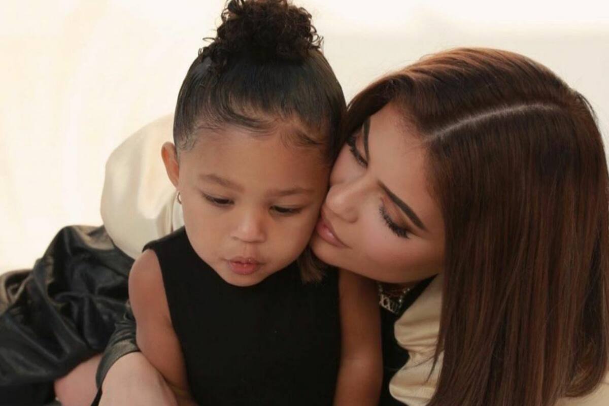 Kylie Jenner manda a su hija a la escuela con mochila de 260 mil pesos
