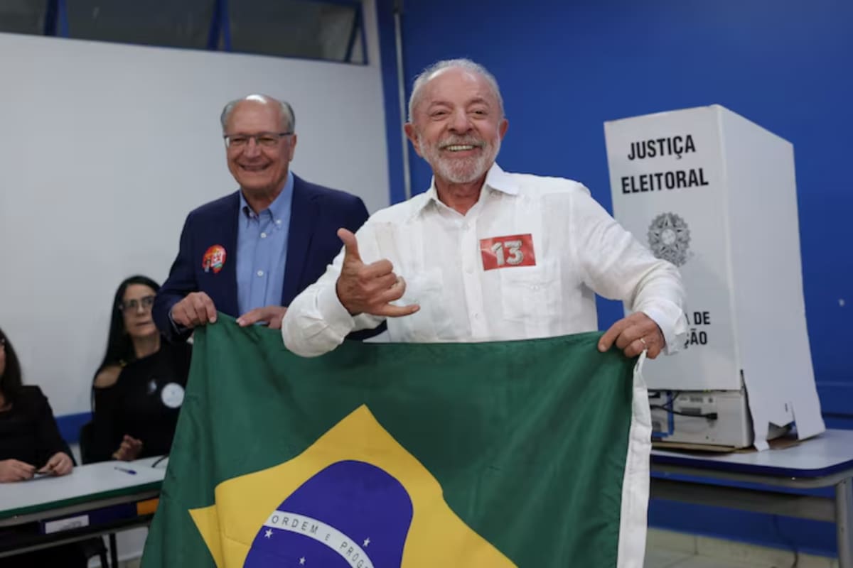 Lula gana la segunda vuelta en Brasil tras una contienda que cambió de rumbo durante el conteo y derrota a Flávio Bolsonaro después de quedar por detrás en la primera votación