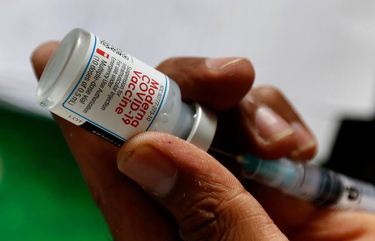 Fotografía de archivo del martes 6 de julio de 2021 de un trabajador de salud preparando una vacuna contra el COVID-19 de Moderna en un centro de vacunación en Lahore, Pakistán. (AP Foto/K.M. Chaudary, Archivo)