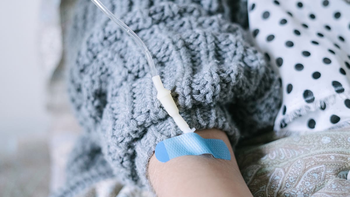 Un estudio global de la OMS, la IARC y centros de investigación de Canadá y Japón reveló que casi 4 de cada 10 casos de cáncer diagnosticados en 2022 pudieron haberse evitado al controlar factores de riesgo prevenibles|Foto: Canva