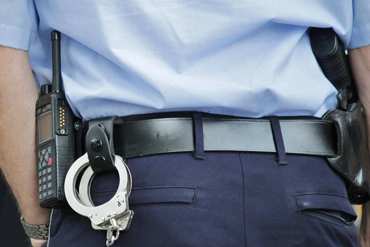 Someten a joven con pistola de descarga eléctrica en España y video difundido en redes sociales genera polémica