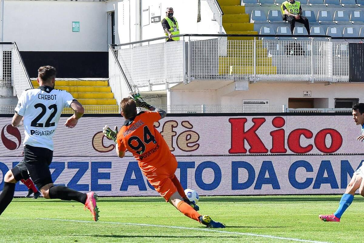 El 'Chucky' Lozano sella la goleada del Nápoli sobre el Spezia