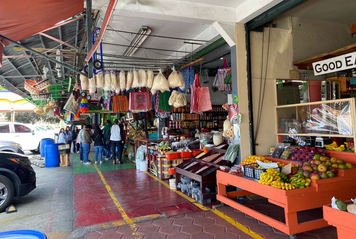 Los insumos que mayor variación presentaron en sus precios, refiere el estudio, son la papaya con un 20.13%, el pollo con un 10.62%, el tomate con un 10.03%, papas y otros tubérculos con un 6.12%, por citar algunos. Foto: Emmanuel Castañeda