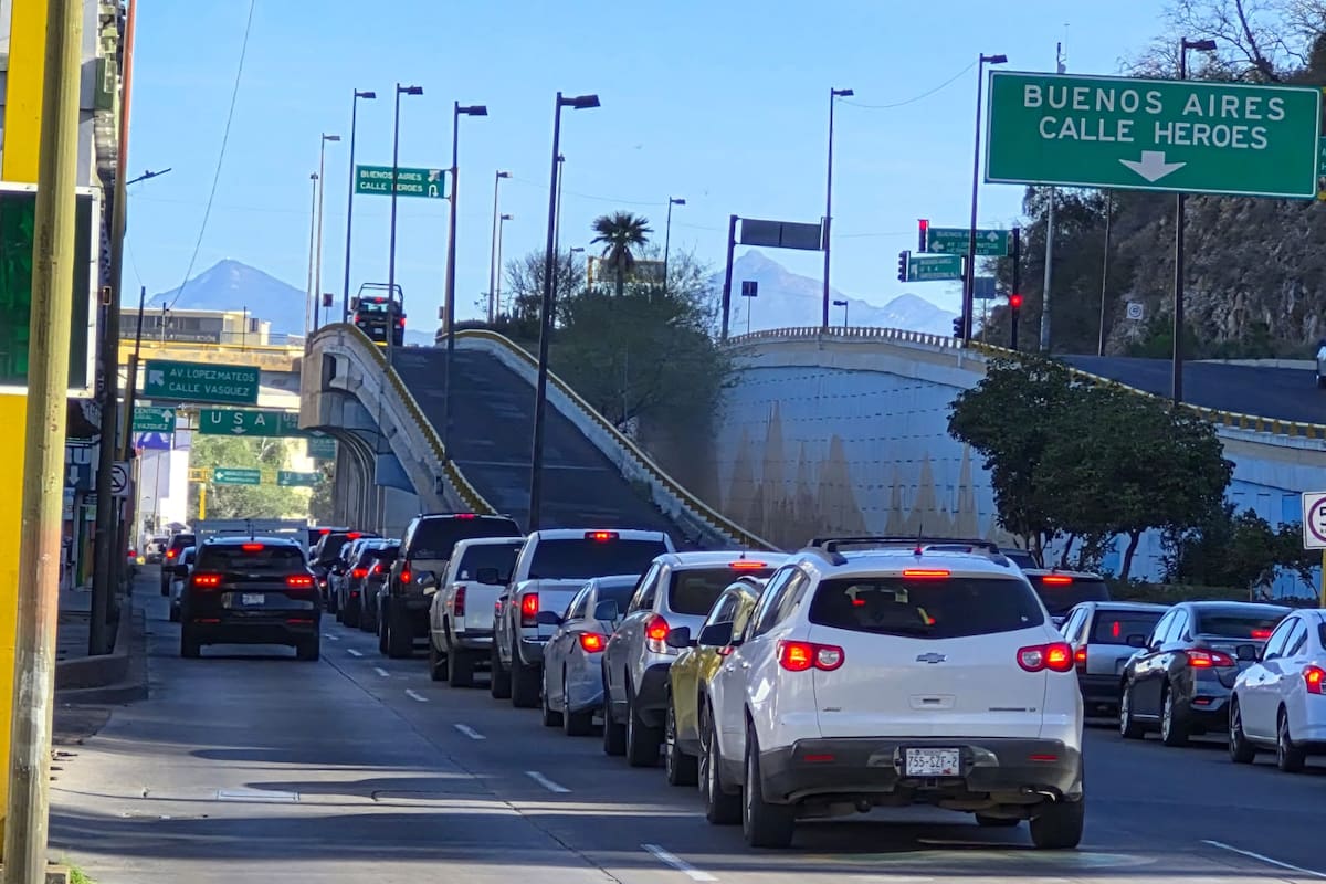 Continúan largas filas en garitas de Nogales