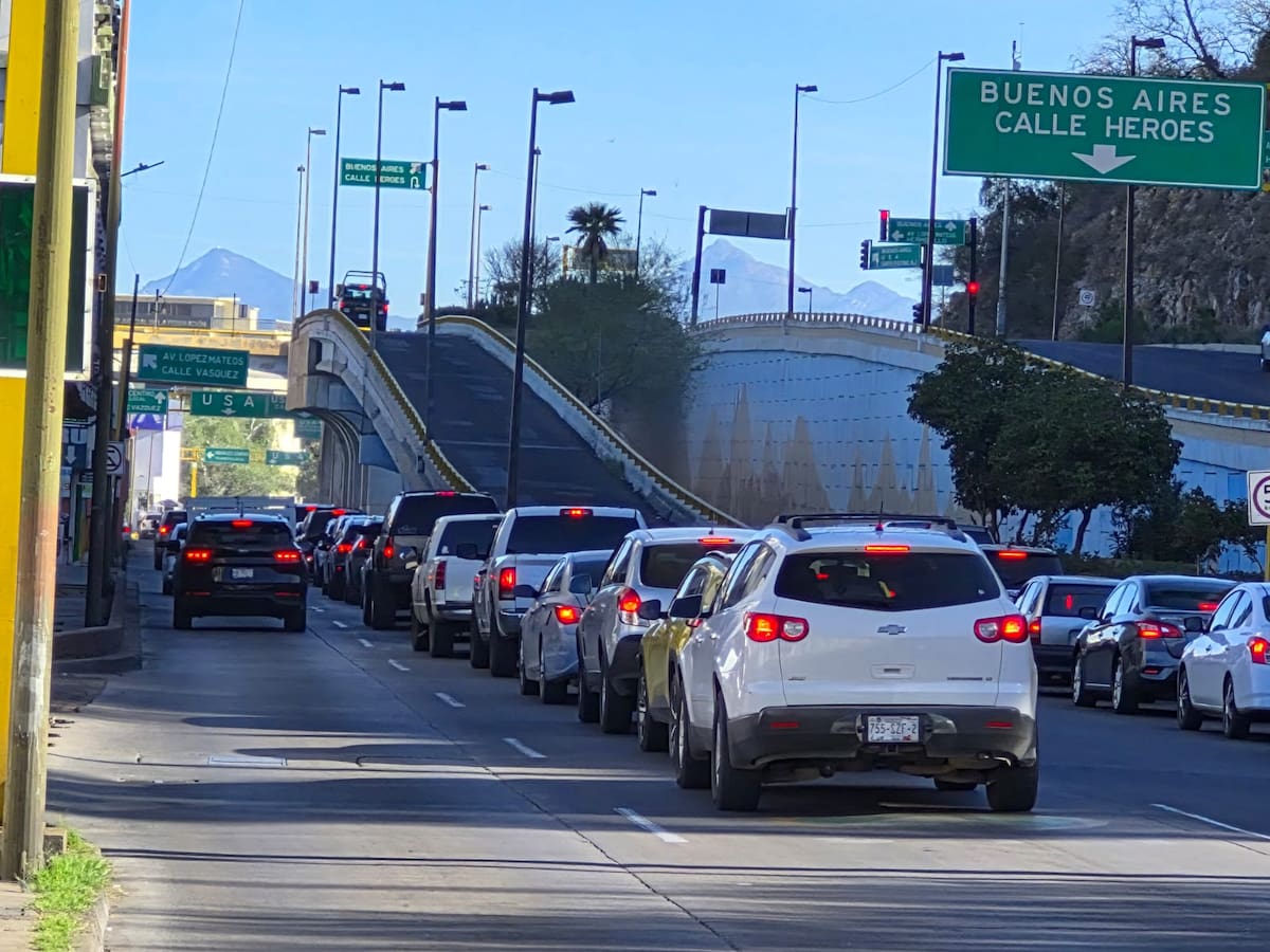 Según los reglamentos de tránsito en las fronteras mexicanas, invadir un carril para meterse a la fila hacia Estados Unidos puede causar sanciones económicas, pero también el retiro del vehículo. | Foto: Manuel Jiménez.