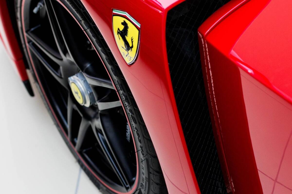 Viral: Estrella contra un árbol un Ferrari Enzo, que vale más de 2 millones de dólares