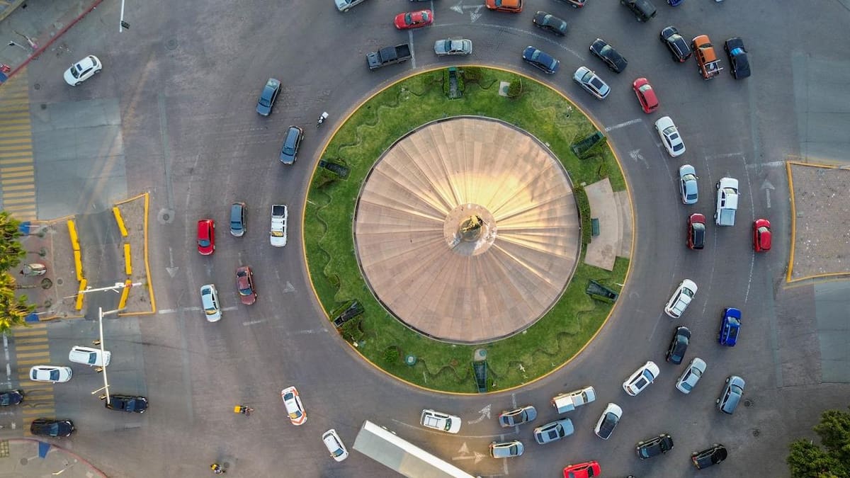 Se registra tráfico intenso sobre el bulevar Cuauhtémoc, donde largas filas avanzan a vuelta de rueda. Foto: Border Zoom