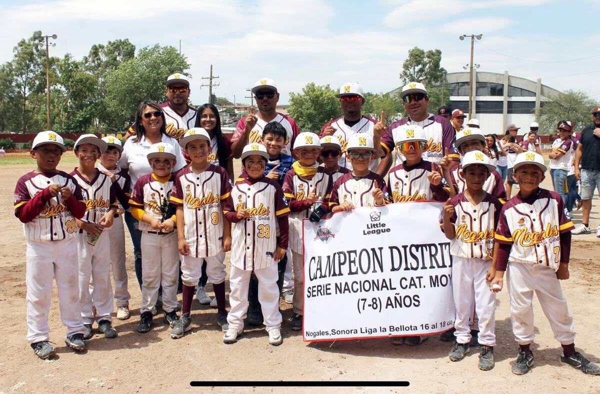 Hugo Barnett (primero de atrás a la izquierda) aparece en su faceta de entrenador de un equipo infantil. / Foto: Archivo Digital GH