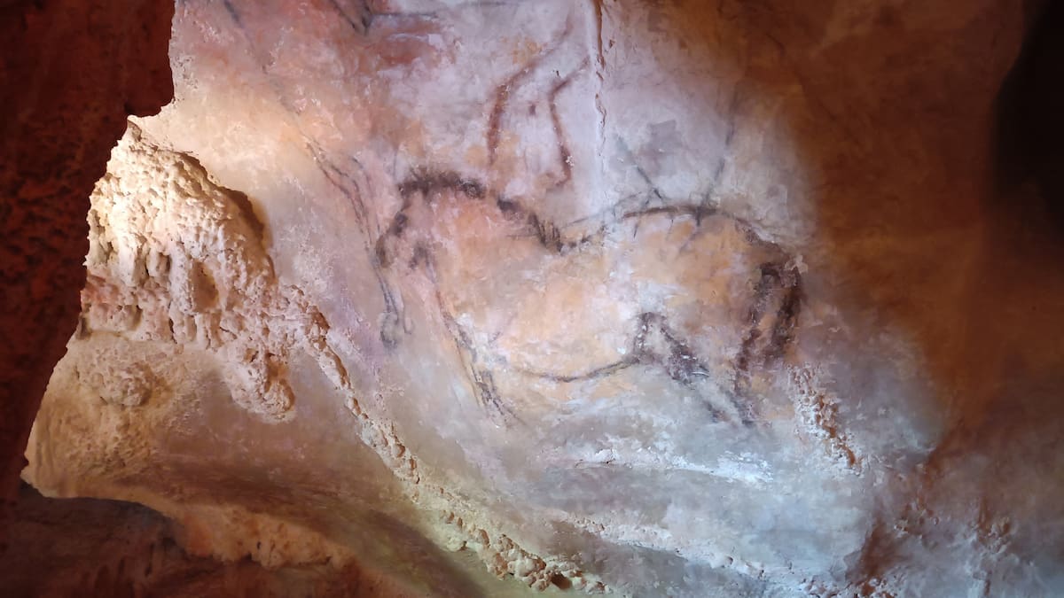 Descubren en Arabia Saudita arte rupestre de 12,000 años que cambian lo que se sabía sobre los primeros humanos