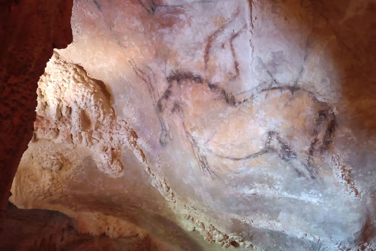 Descubren en Arabia Saudita arte rupestre de 12,000 años que cambian lo que se sabía sobre los primeros humanos