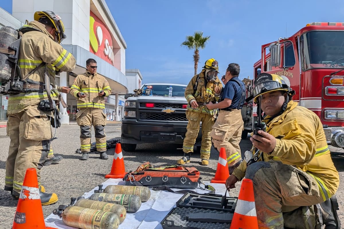 Evacúan establecimientos por reporte de posibles gases tóxicos en plaza comercial de Ensenada
