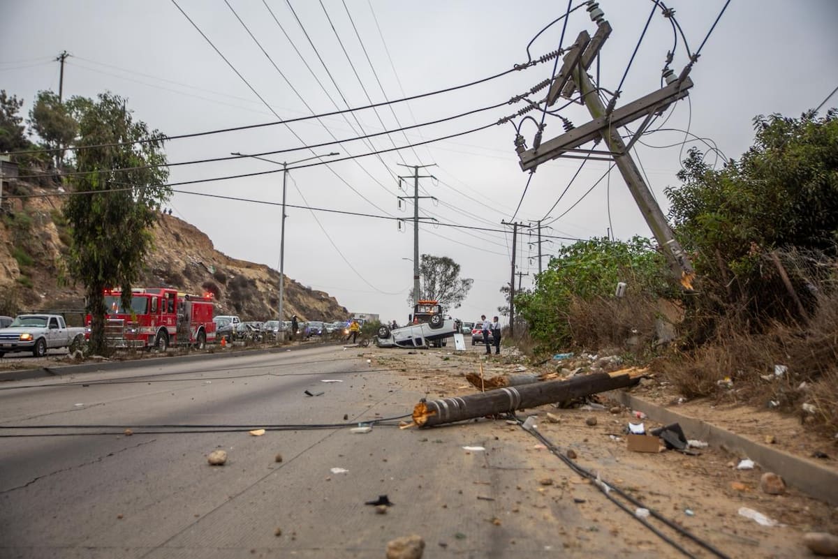 El percance se registró alrededor de las 7:00 horas, y bomberos junto con personal de tránsito acudieron al lugar. Foto: Border Zoom