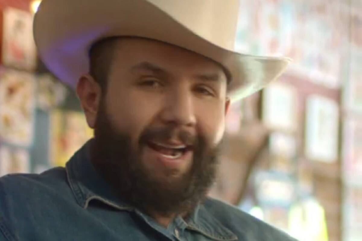 Carín León cobró fuerte suma de dinero por publicidad de un pan