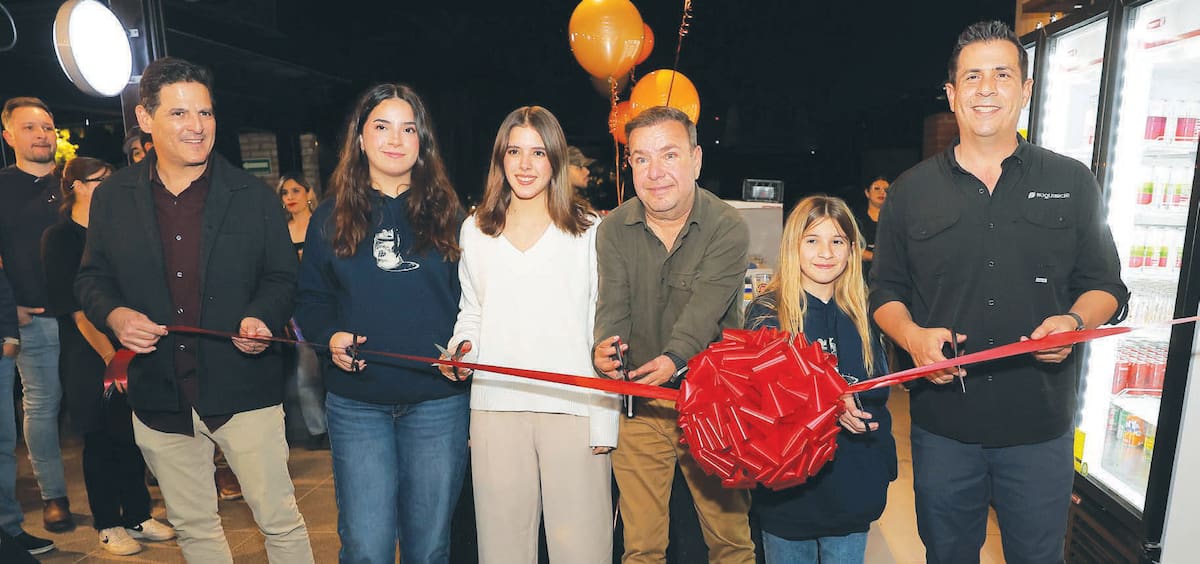 Luis Osuna, Lourdes Osuna, Rodolfo Camou, Daniela Ibarra, Alejandra Osuna y Octavio Ibarra (de der. a izq.) en el corte de listón de la nueva sucursal de Buqui Bichi.