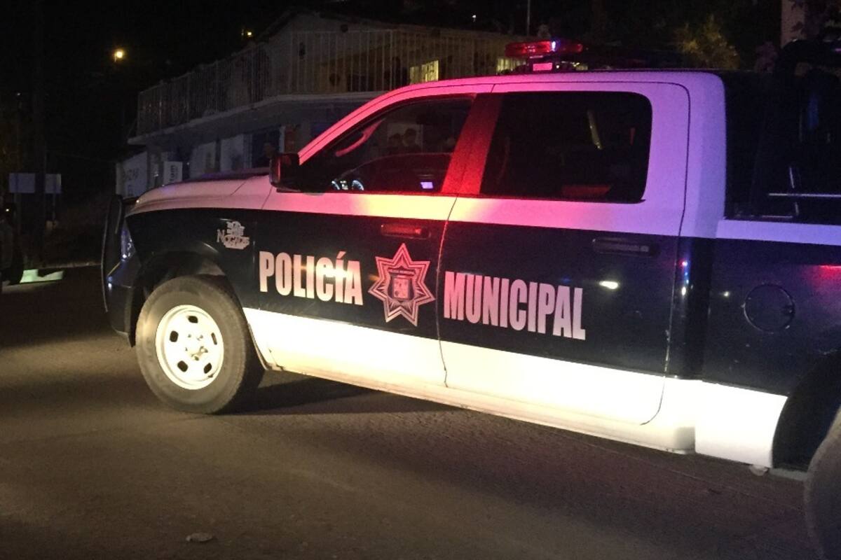 Individuo es detenido por conducción temeraria tras chocar contra una patrulla en Hermosillo