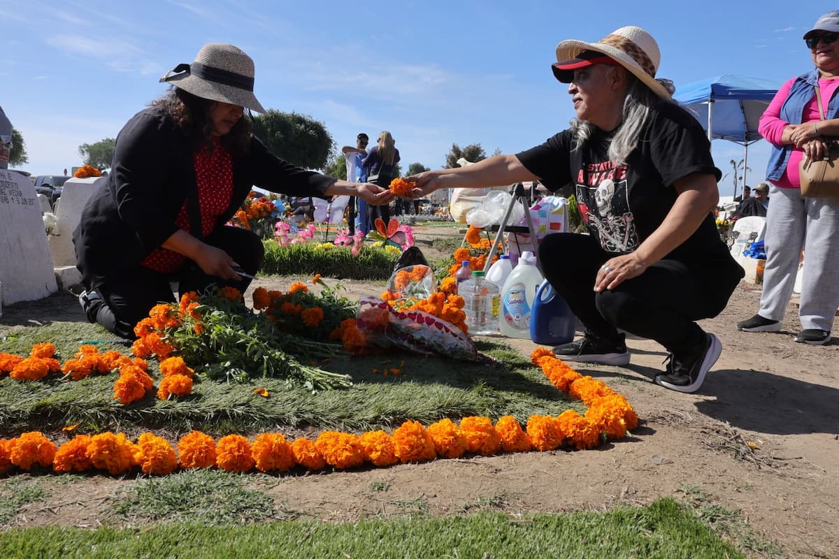 Los visitantes decoraron las tumbas con flores de cempasúchil y música de mariachis para recordar a sus seres queridos. Foto: Sergio Ortiz