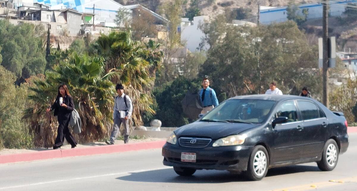 Los vecinos pidieron banquetas y alumbrado público en la zona para evitar accidentes viales. Foto: Khennia Reyes