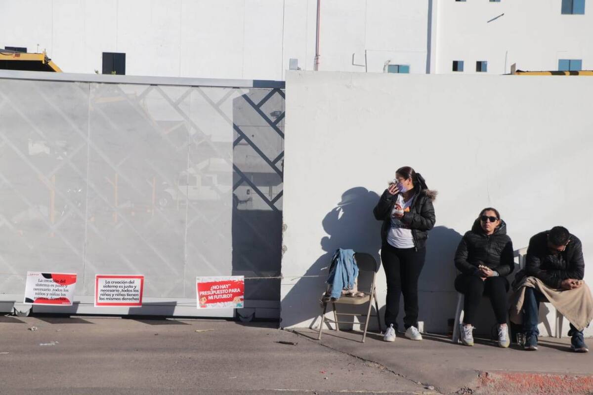 Asociación Nacional de Estancias toma las puertas del Congreso del Estado por falta de un Sistema Integral de Educación Inicial