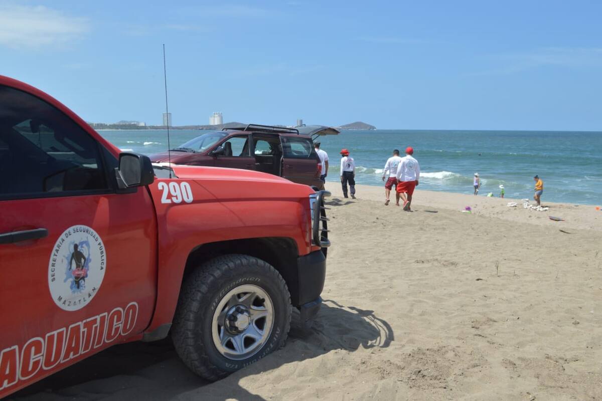 Bañistas llenan playas de Mazatlán pese a Covid-19