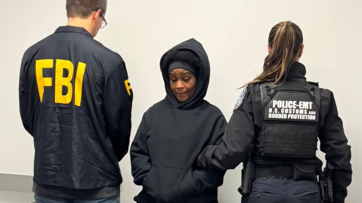 FBI extradita desde Jamaica a mujer con identidad falsa acusada de fraude por más de 32 millones de dólares en programas de ayuda por COVID-19