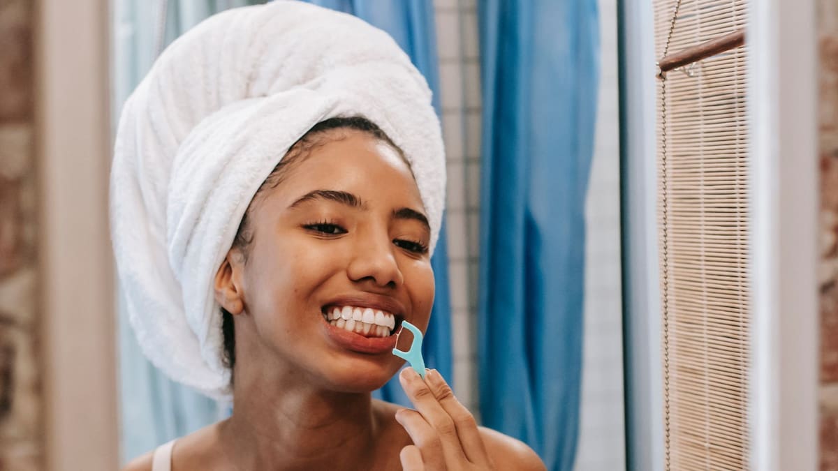 El uso diario de hilo dental podría prevenir enfermedades cardíacas y crónicas, según especialistas
