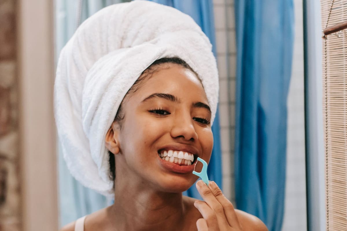 El uso diario de hilo dental podría prevenir enfermedades cardíacas y crónicas, según especialistas