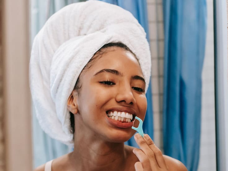 El uso diario de hilo dental podría prevenir enfermedades cardíacas y crónicas, según especialistas