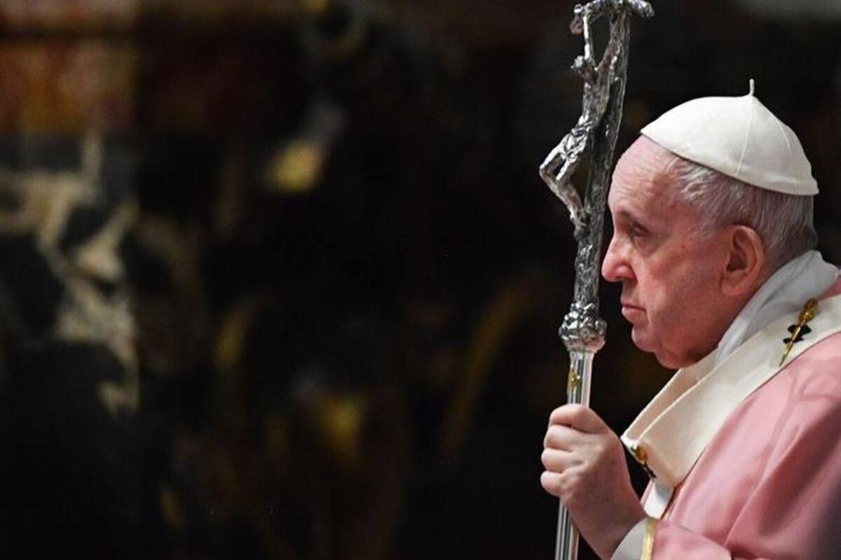 El Papa baja el sueldo a los religiosos en el Vaticano, un 10 % a cardenales