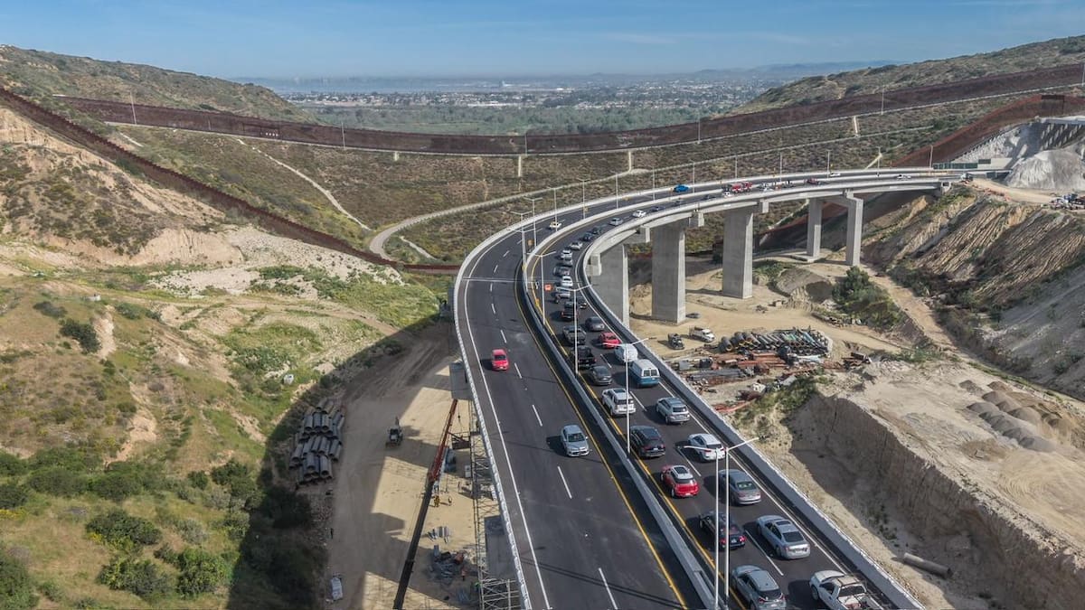 El accidente ocurrió en una curva; no se reportaron lesiones de gravedad. Foto: Border Zoom