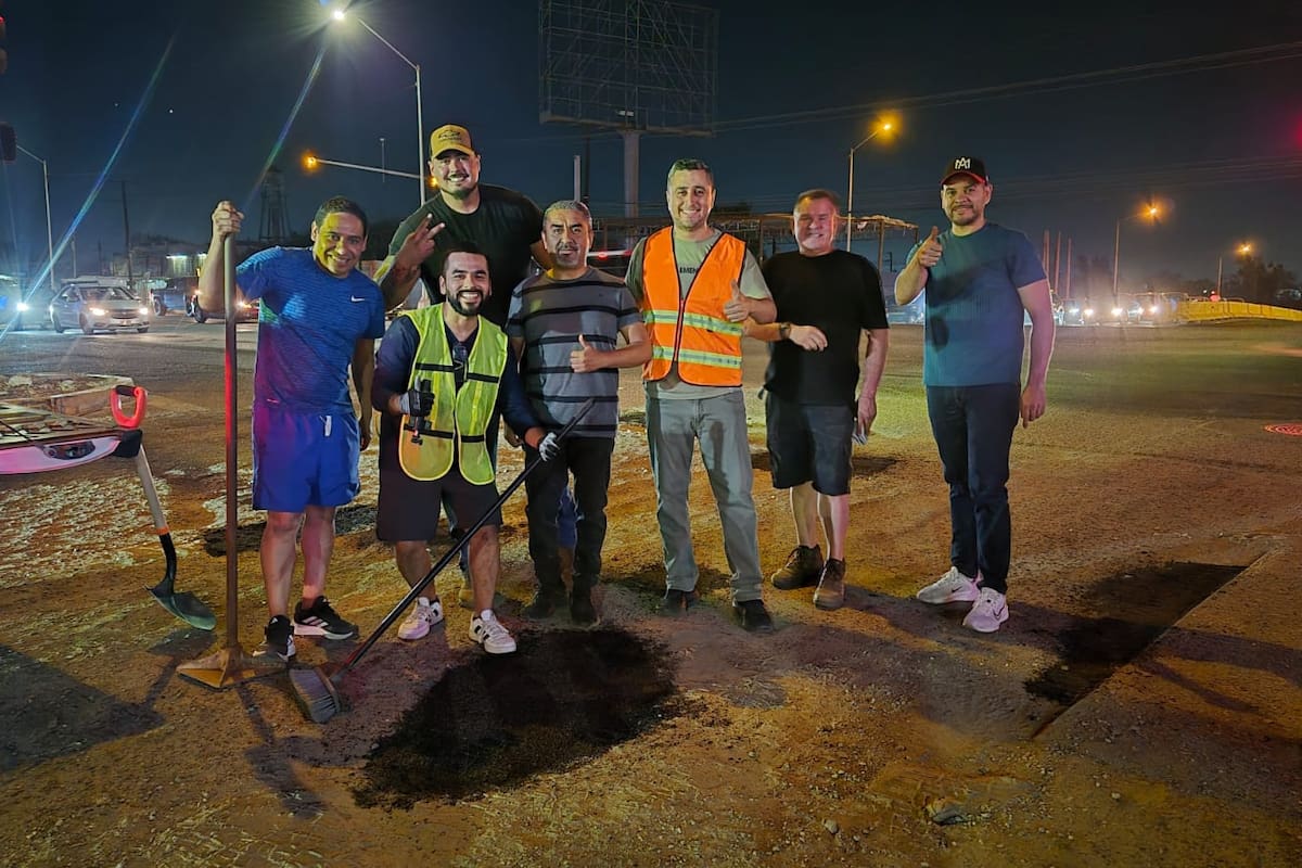 Ciudadanos tapan baches al sur de Mexicali con sus propios recursos sobre el Eje Central