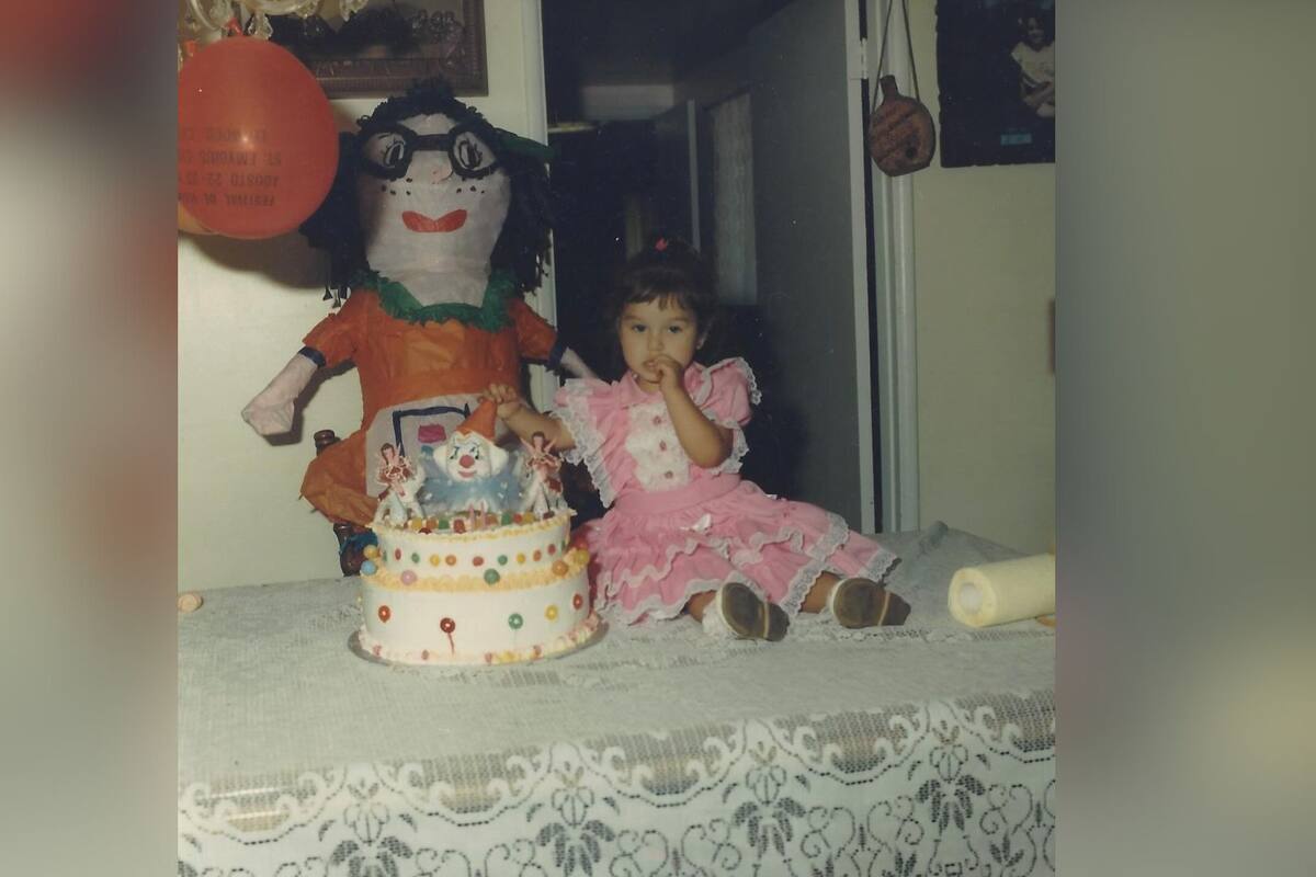 Chiquis Rivera celebra su cumpleaños recreando una foto de su infancia
