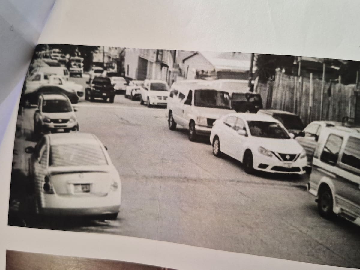 Vecinos de la colonia Arenales acudieron al Palacio Municipal para solicitar atención al problema de vehículos estacionados en la vía pública. Foto: Michelle Castillo.