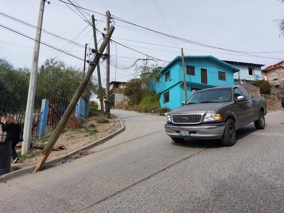 Un poste y cerros deslavados ponen en riesgo a estudiantes de la primaria Calpulli