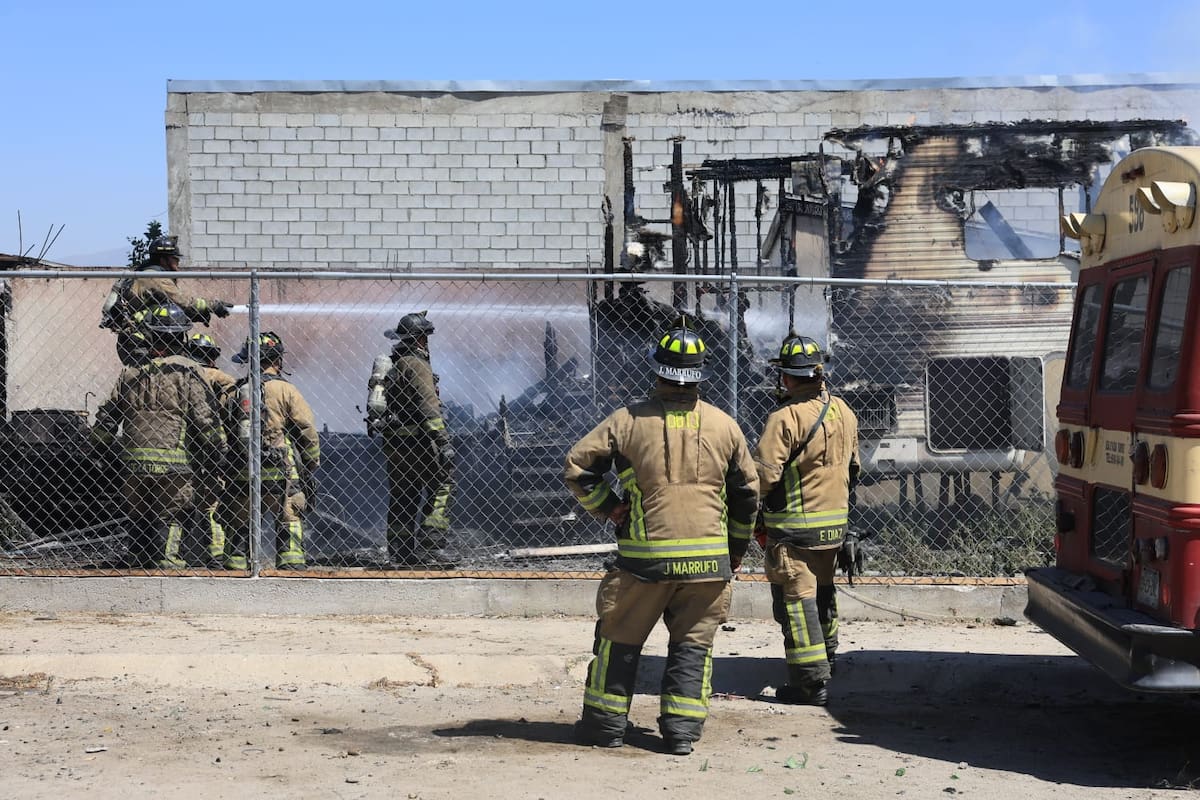 La casa rodante no estaba ocupada en el momento de los hechos y únicamente prosiguieron las maniobras para apagar el incendio. Foto: Sergio Ortiz